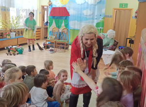 Międzynarodowy Dzień Teatru - przedstawienie "Czerwony Kapturek" w przedszkolu