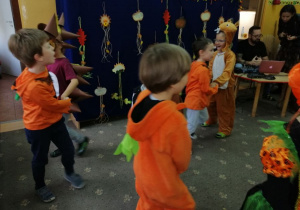 Zadowolone przedszkolaki tańczą w parach.