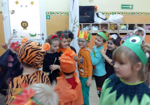 Dzieci tańczą w strojach jesiennych na balu Jesieni.