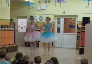 2 baletnice na scenie. Baletnice tańczą taniec łabędzi z bajki
