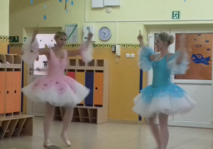 2 baletnice na scenie. Baletnice tańczą taniec herbaty z bajki