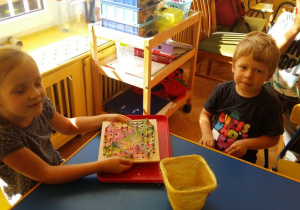 Dzieci korzystają z zabawek z kącika Montessori
