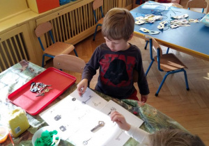 Chłopiec dopasowuje klucze z kącika Montessori.