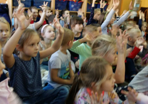 Dzieci unoszą ręce na koncercie