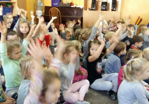 Dzieci unoszą ręce na koncercie