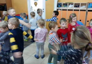 Dzieci tańczą podczas zabawy mikołajkowej