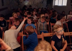 Dzieci oczekujące na przedstawienie.