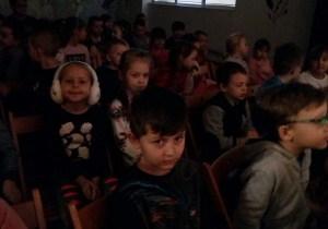 Dzieci oczekujące na przedstawienie.