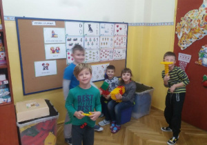 Dzieci prezentują swoją budowlę z plastikowych klocków