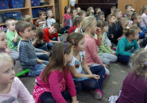 Dzieci słuchają audycji muzycznej.