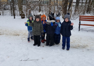 Dzieci z Grupy I na spacerze zimą w Parku Piastowskim