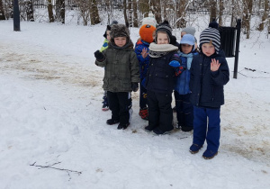 Dzieci z Grupy I na spacerze zimą w Parku Piastowskim