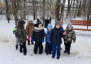 Dzieci z Grupy I na spacerze zimą w Parku Piastowskim