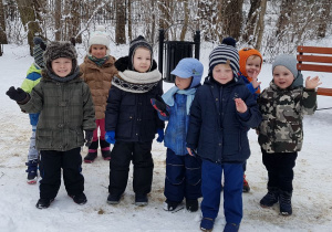 Dzieci z Grupy I na spacerze zimą w Parku Piastowskim
