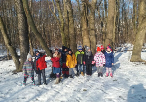 Dzieci z grupy V na spacerze do parku zimową porą.