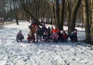 Dzieci z grupy V podczas spaceru do parku spacerze zimową porą.
