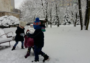 Zabawa dzieci na śniegu.