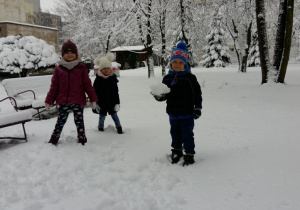 Zabawa dzieci na śniegu.