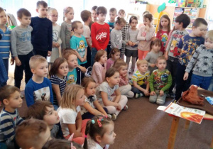 Dzieci oglądają prezentację na temat wulkanu.