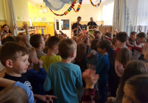 Dzieci tańczą przy akompaniamencie pana Macieja