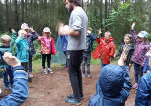 Dzieci wsłuchują się w odgłosy lasu