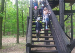 Dzieci z grupy piątej na schodach