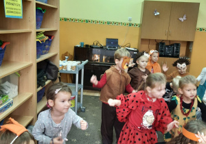 Dzieci bawią się na balu jesieni