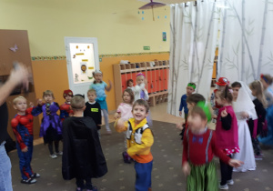 Dzieci uczestniczą w zabawie na balu postaci z bajek