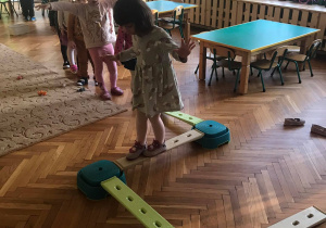 Dzieci bawią się na równoważni