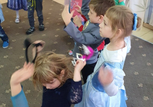 Dzieci uczestniczą w zabawie w kole