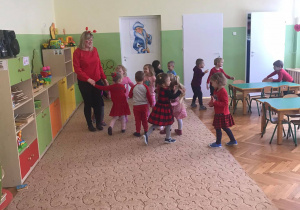 Nauczycielka tańczy z dziećmi