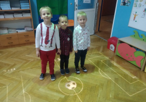 Chłopcy gotowi do gry przy wykorzystaniu "magicznego dywanu"