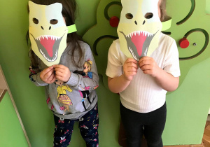 Dzieci w maskach dinozaurów