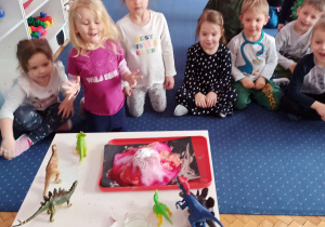 Dzieci obserwują doświadczenie "wybuchający wulkan"