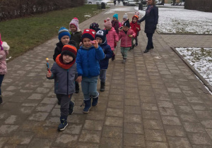 Dzieci na spacerze, żegnają zimę, witają wiosnę