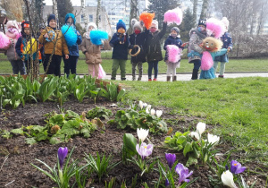 Dzieci w ogrodzie przedszkolnym w dniu powitania wiosny