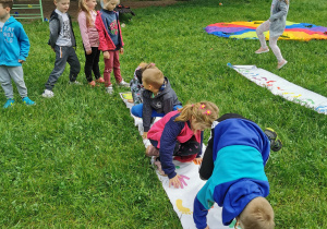 Zabawa dzieci w ogrodzie przedszkolnym z wykorzystaniem maty