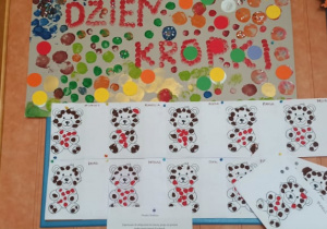 Praca plastyczna wykonana przez przedszkolaki w dniu kropki, przedstawiająca misia