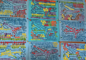 Praca plastyczna wykonana przez przedszkolaki w dniu kropki, przedstawiająca samolot