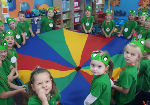 Dzieci podczas Dnia Przedszkolaka bawią się chustą animacyjną