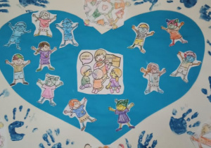 Praca plastyczna związana z Dniem Praw Dziecka, przedstawiająca niebieskie serce, odbite w farbie dłonie dzieci i postacie dzieci z innych krajów