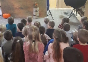 Dzieci oglądające przedstawienie kukiełkowe pt. 'Jaś i Małgosia"