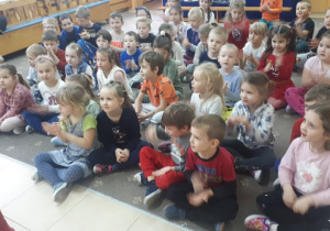 Dzieci uczestniczą w koncercie muzycznym w przedszkolu