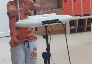 Chłopiec gra na instrumencie muzycznym