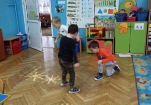 Dzieci korzystają z gier ''Magiczny dywan"