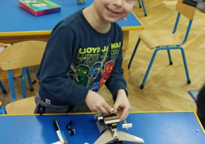 Chłopiec buduje z klocków LEGO