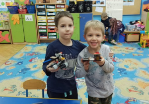 Chłopcy budują z klocków LEGO