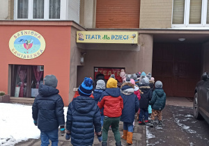 Dzieci wchodzą do teatru Baśniowa Kawiarenka