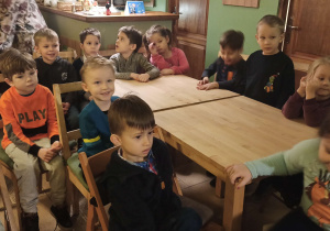 Dzieci oczekują na przedstawienie w teatrze Baśniowa Kawiarenka