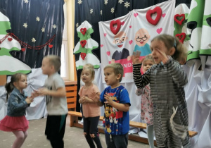 Dzieci tańczą podczas koncertu muzycznego.